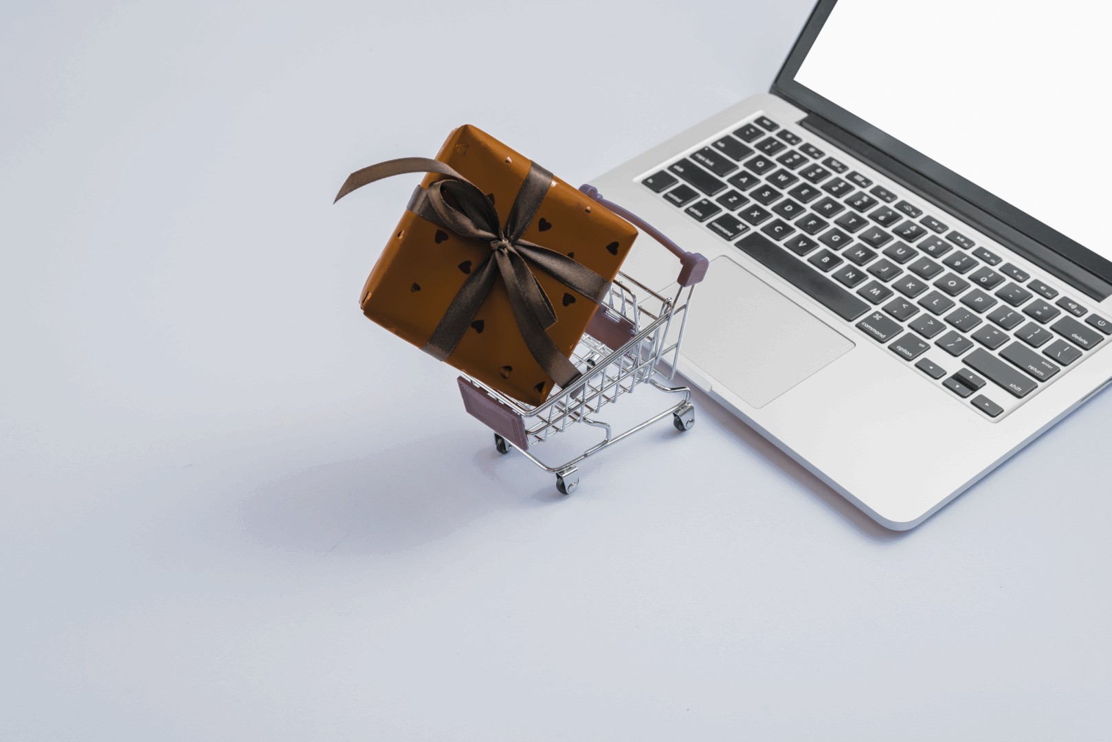 Social Media Marketing und Shopify Experte Justin Peter aus Hannover – COMPANY CORE für organisches Wachstum Social Grafik