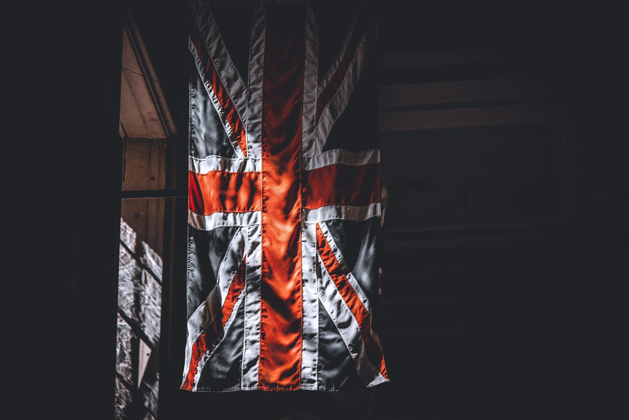 Britische Flagge vor Big Ben – England in EU-Struktur Union Jack Flagge vor Big Ben – Symbol für britische Ltd.-Gründung in europäischer Unternehmensstruktur