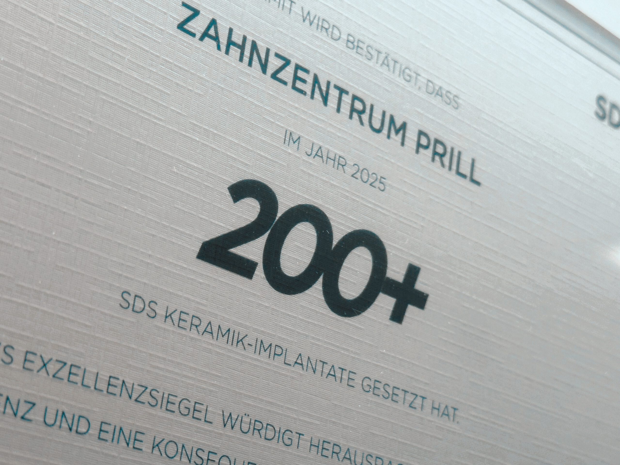 Implantologie-Zertifikat Zahnzentrum Prill Hannover Zertifikat über 200+ Keramik-Implantate des Zahnzentrums Prill Hannover aus dem Jahr 2025